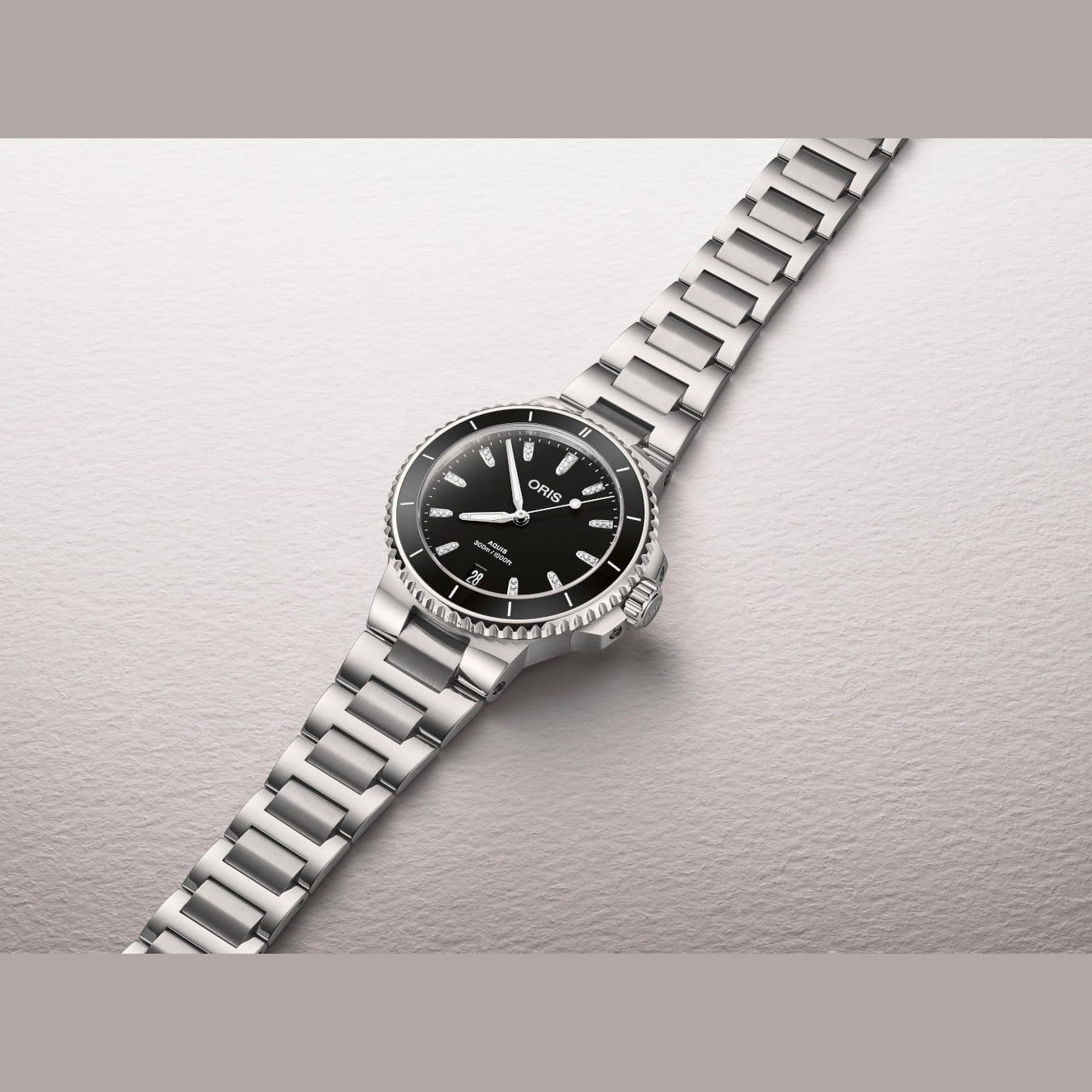 Oris 01 733 7792 4194-07 8 19 05P Aquis Date Diamonds 36.50mm