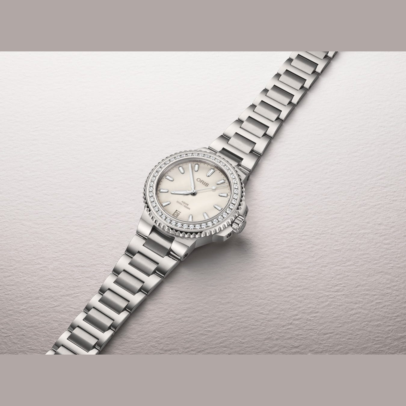 Oris 01 733 7792 4956-07 8 19 05P Aquis Date Diamonds 36.50mm