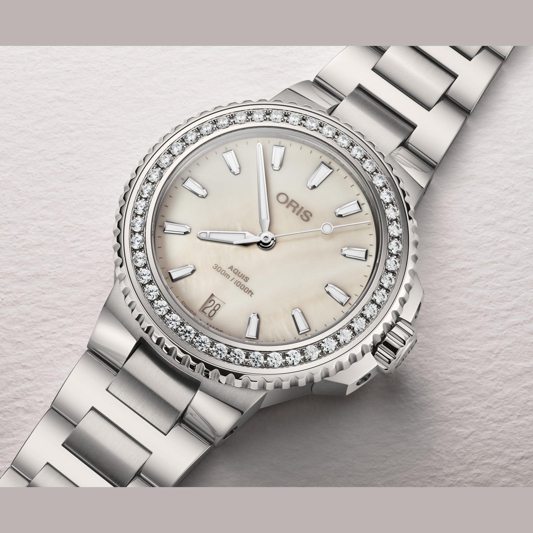 Oris 01 733 7792 4956-07 8 19 05P Aquis Date Diamonds 36.50mm