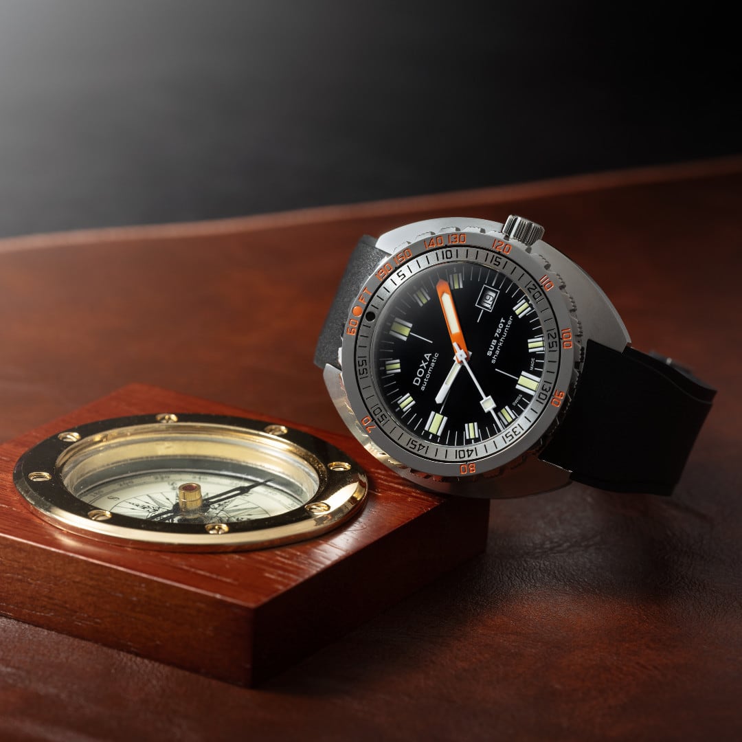 DOXA SUB 750T Sharkhunter 825.10.101.20 On Strap