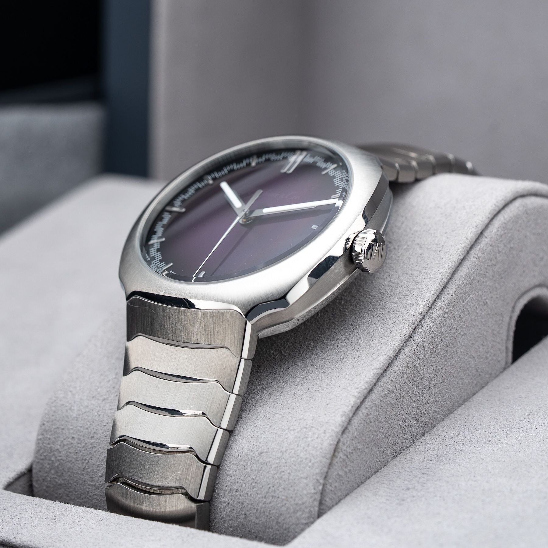 H. Moser & Cie. 6201-1201 Streamliner Centre Seconds Purple Haze
