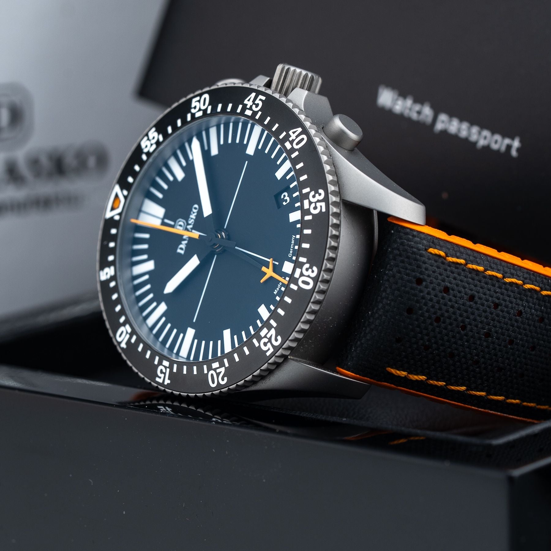 Damasko DC82 Orange Central Minutes Chrono