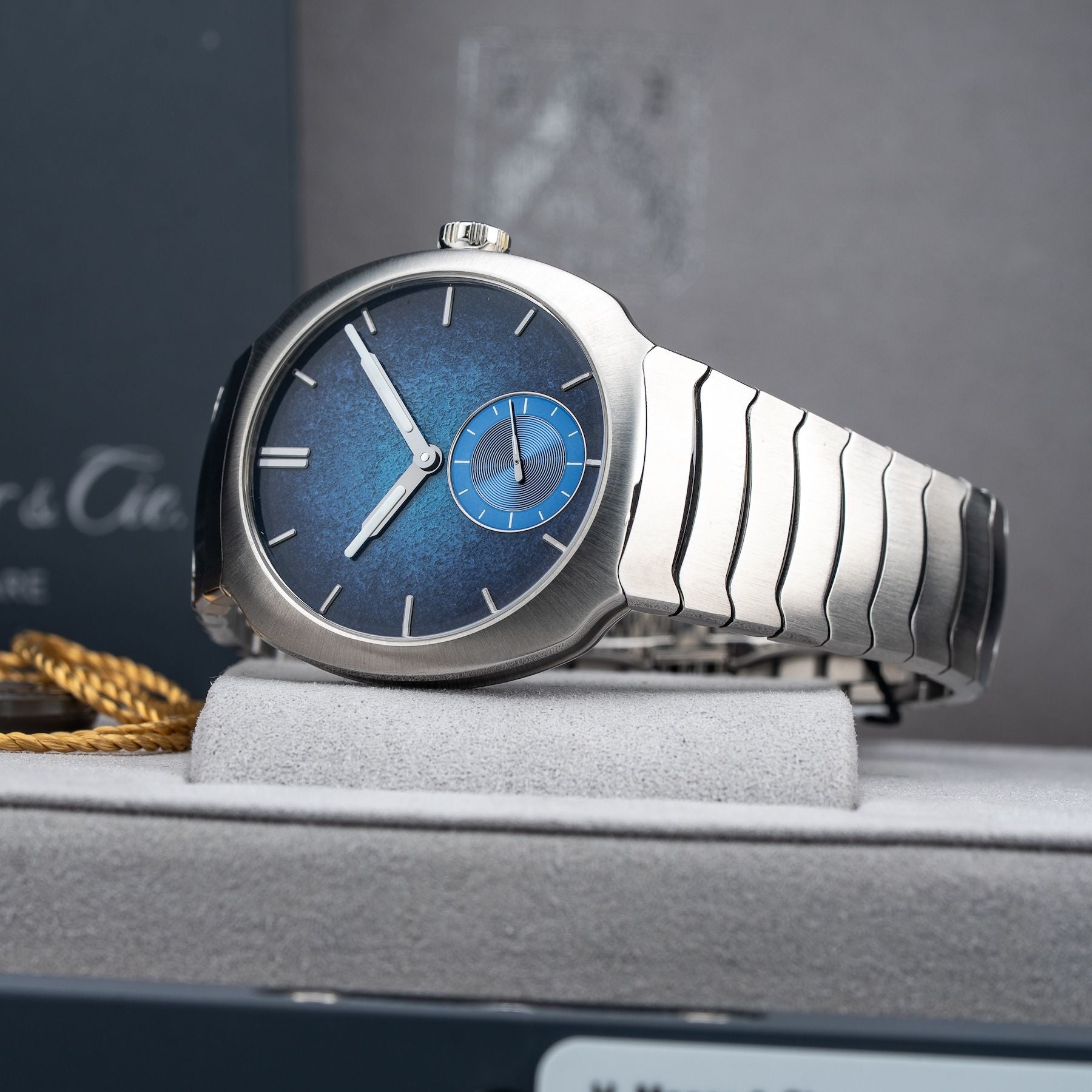 H. Moser & Cie. 6500-1200 Streamliner Small Seconds Blue Enamel