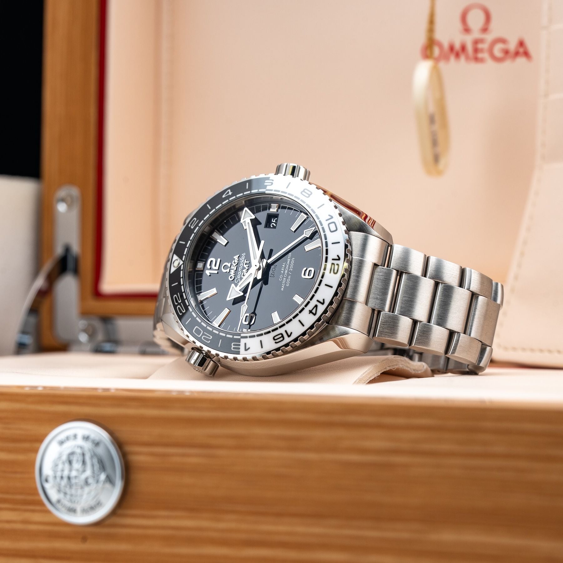 Omega Seamaster Planet Ocean 215.30.44.22.01.001