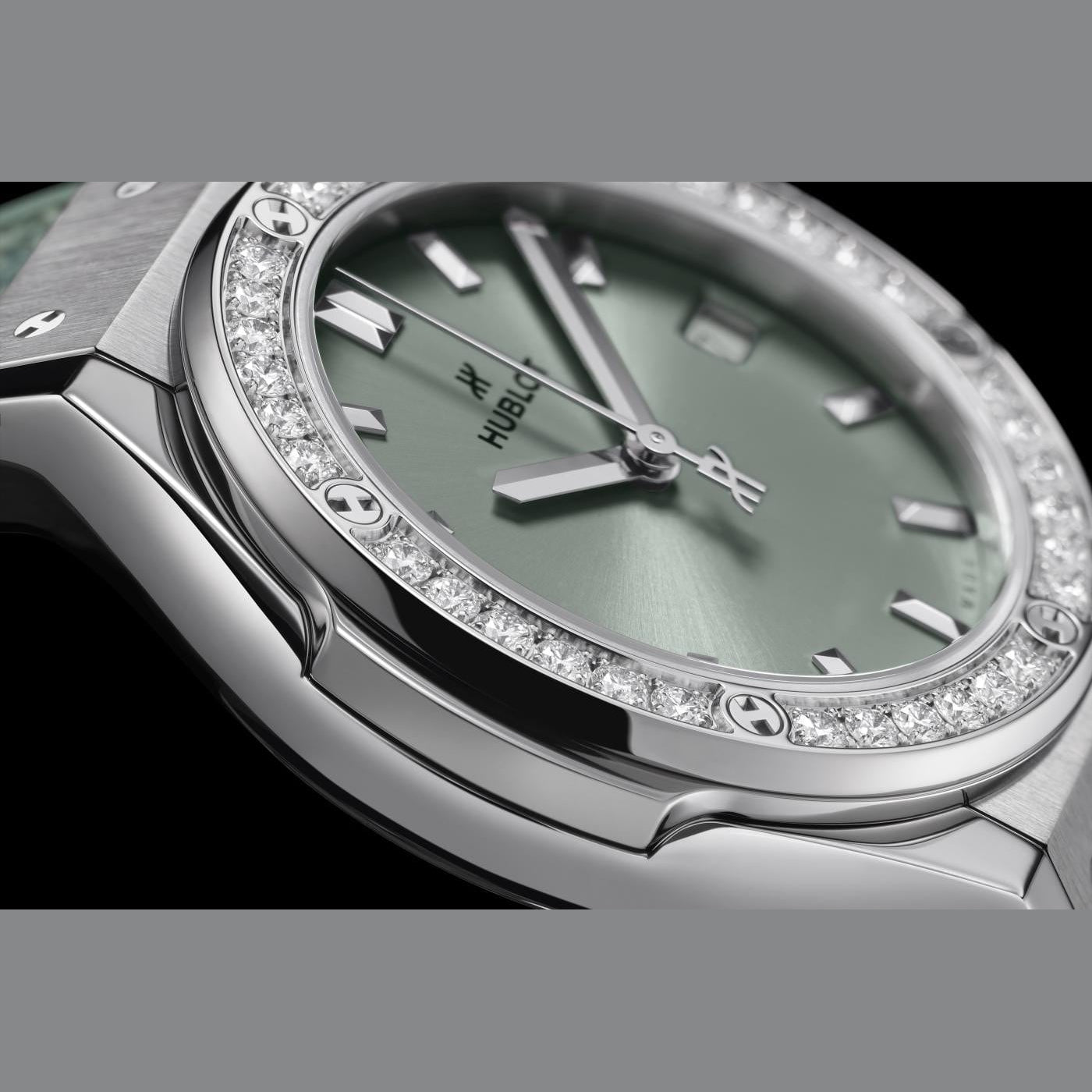 Hublot Classic Fusion Titanium Sage Green Diamonds 33mm 581.NX.891G.NR.1104