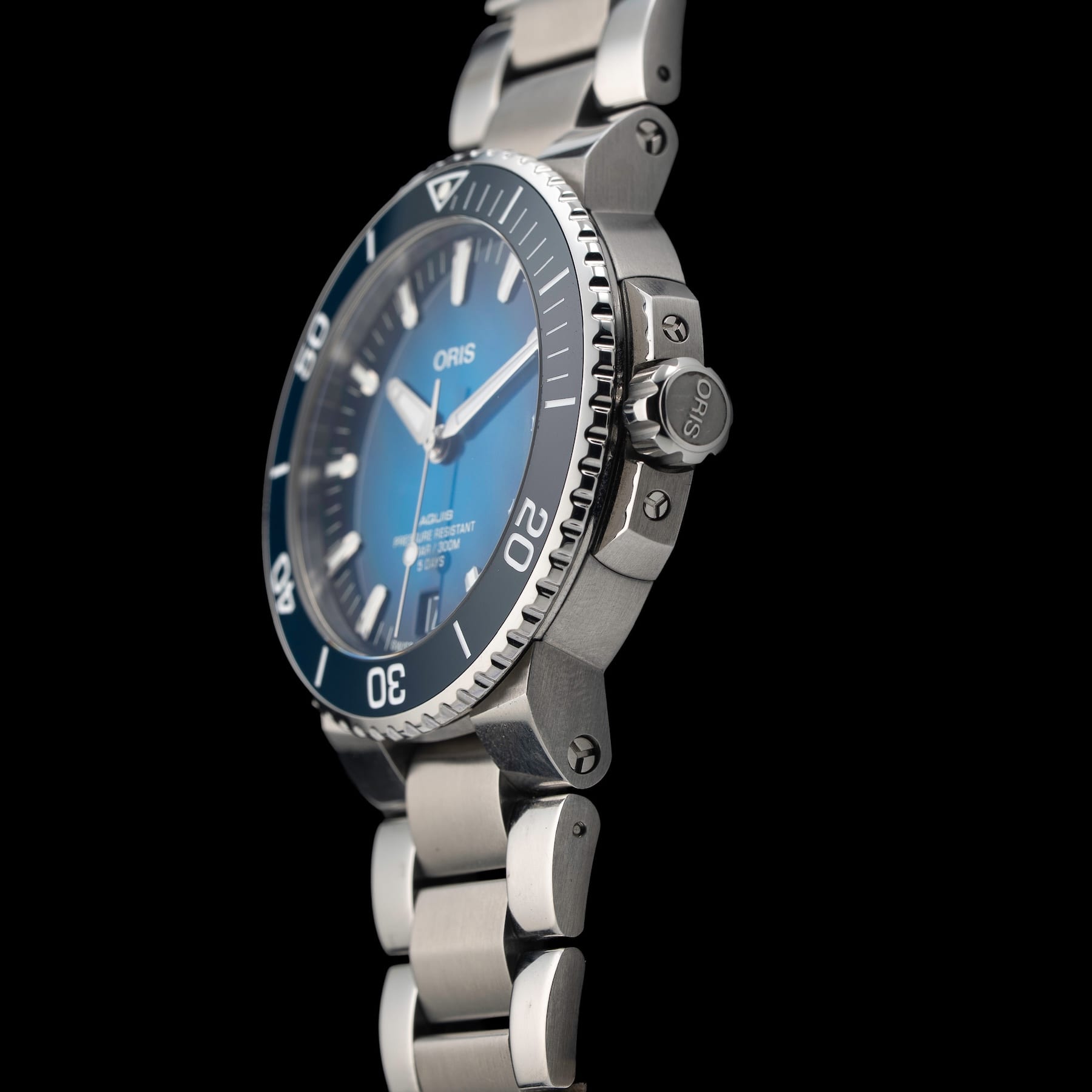Oris Aquis Date Calibre 400 Bi-Color Blue Dial on Bracelet