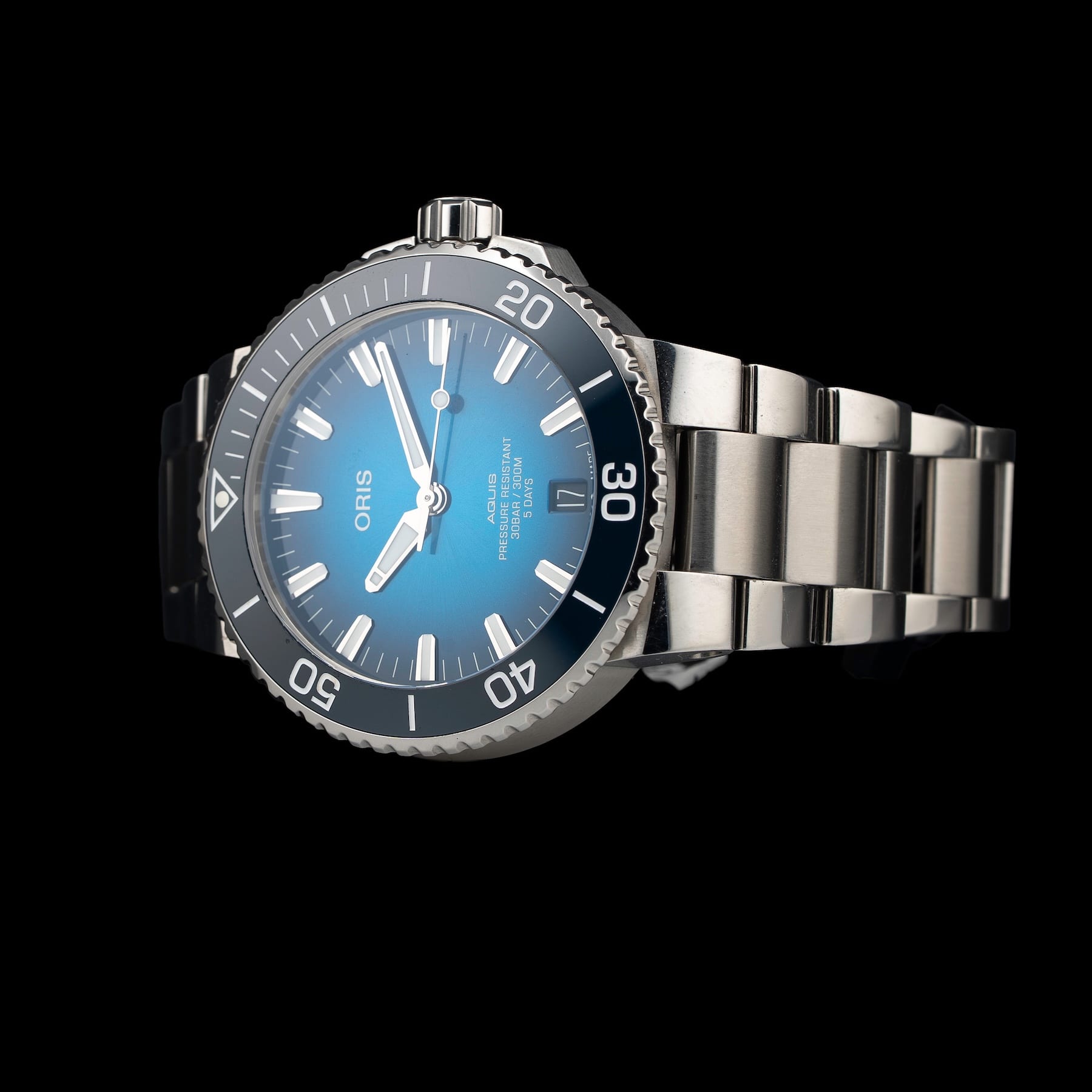 Oris Aquis Date Calibre 400 Bi-Color Blue Dial on Bracelet