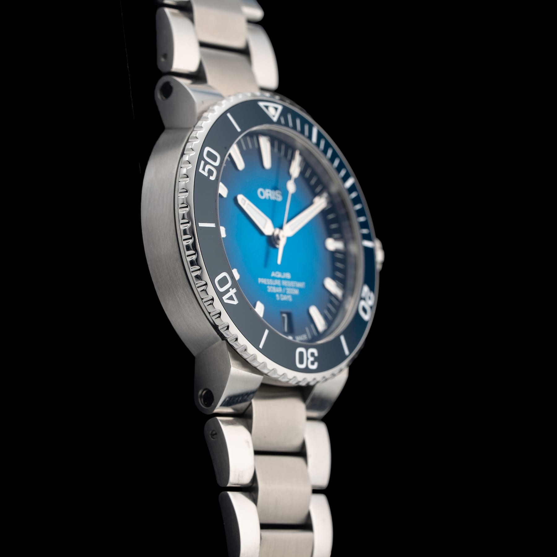 Oris Aquis Date Calibre 400 Bi-Color Blue Dial on Bracelet
