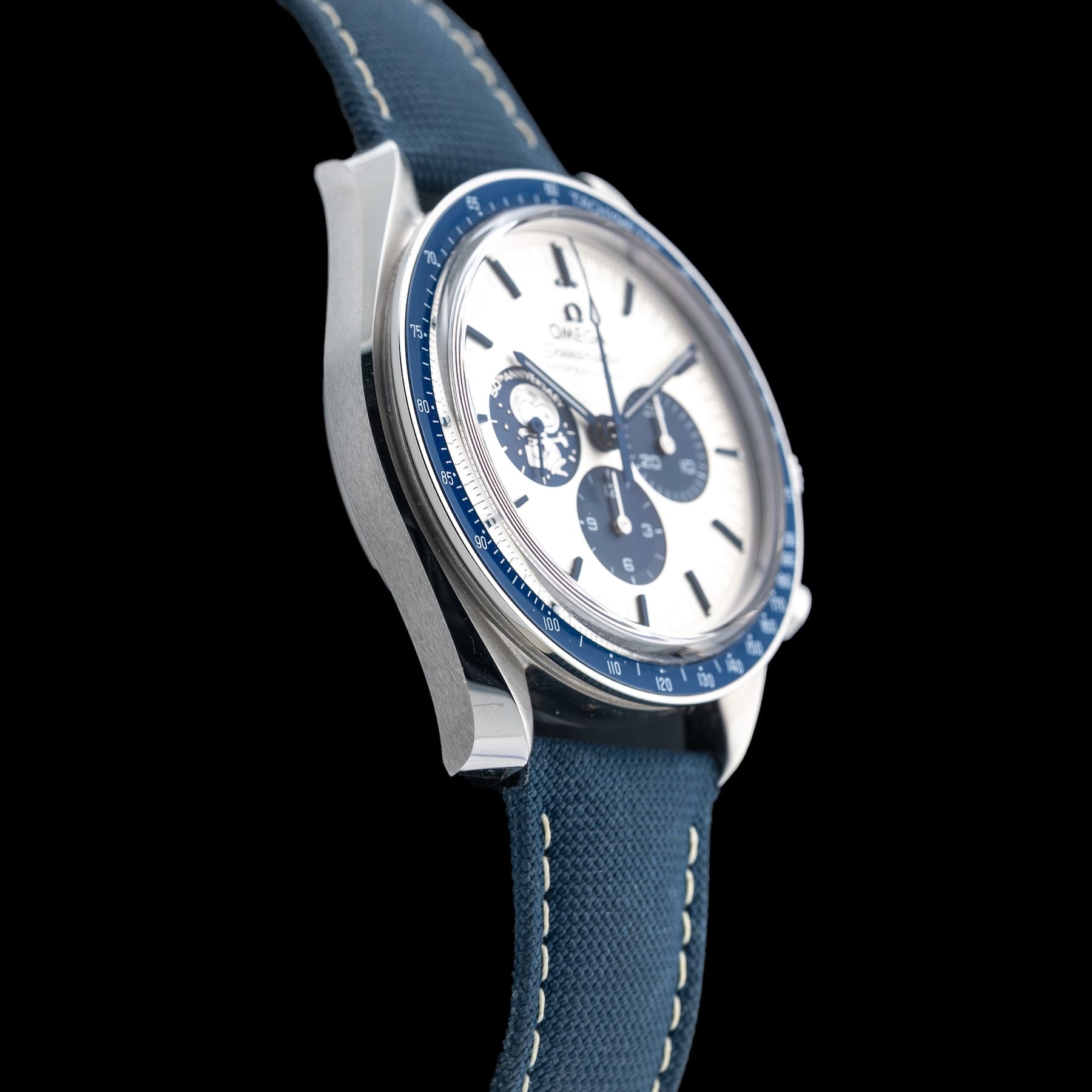 Omega Speedmaster Silver Snoopy Award 310.32.42.50.02.001