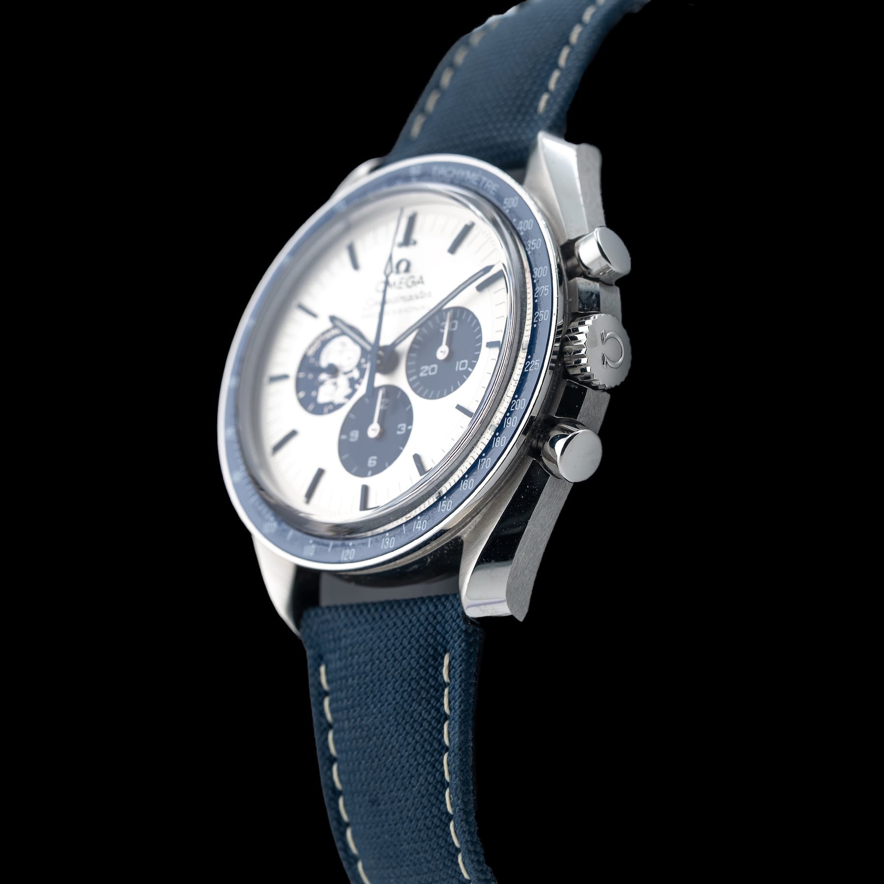 Omega Speedmaster Silver Snoopy Award 310.32.42.50.02.001