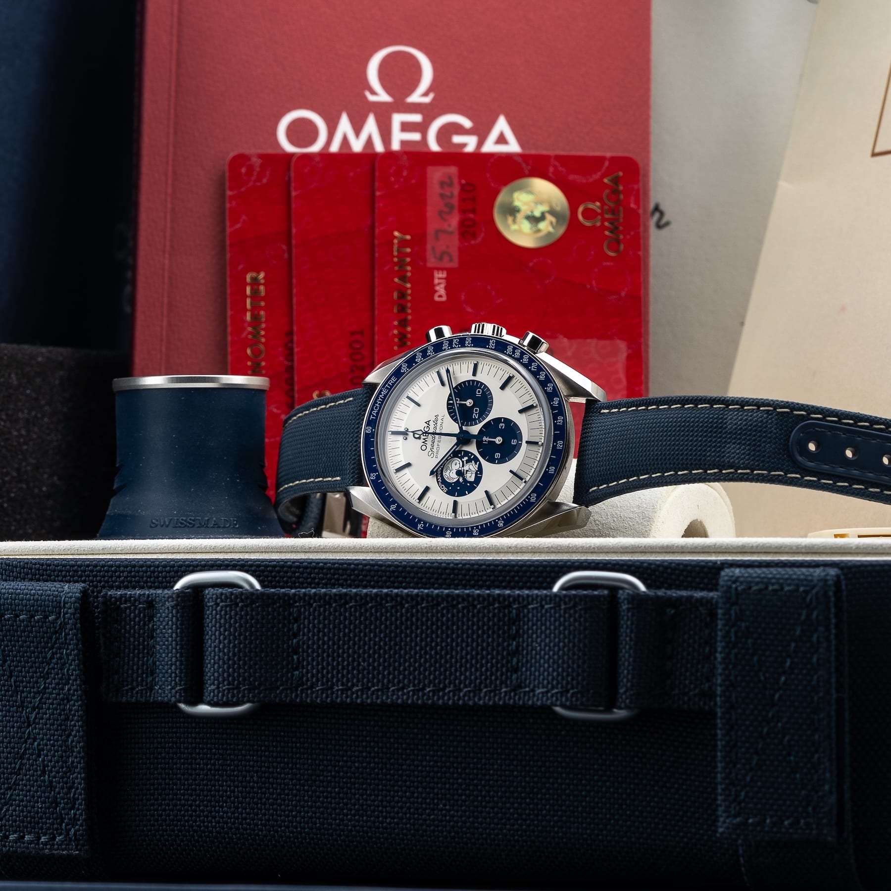 Omega Speedmaster Silver Snoopy Award 310.32.42.50.02.001