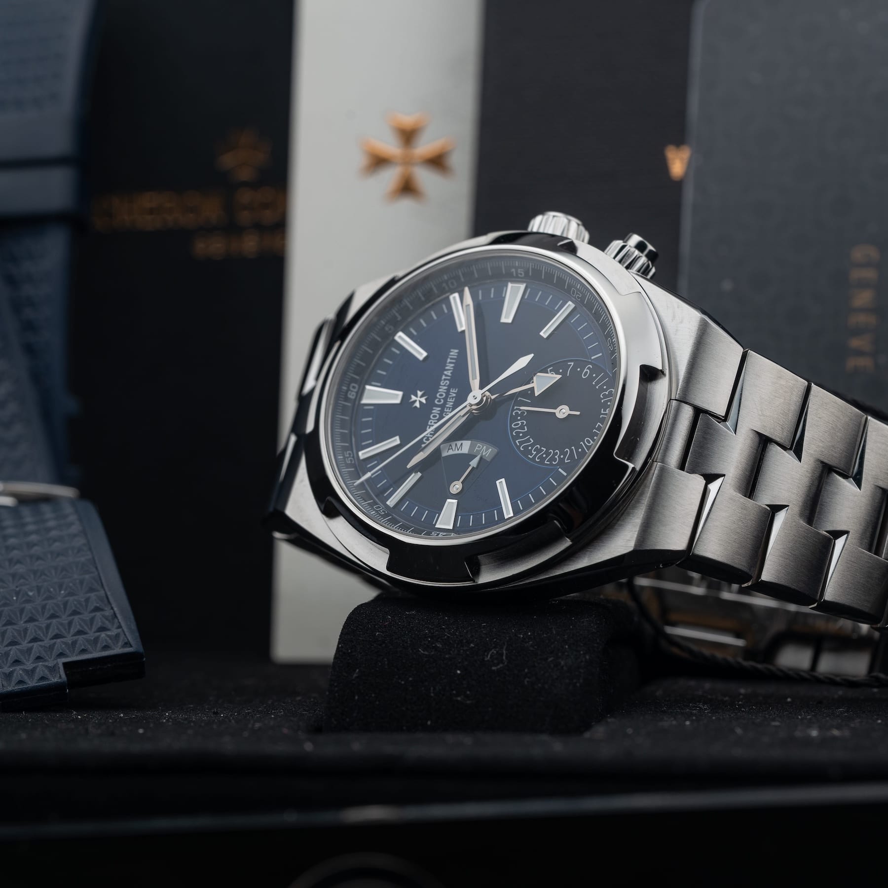 Vacheron Constantin 7900V/110A-B334 Overseas Dual Time