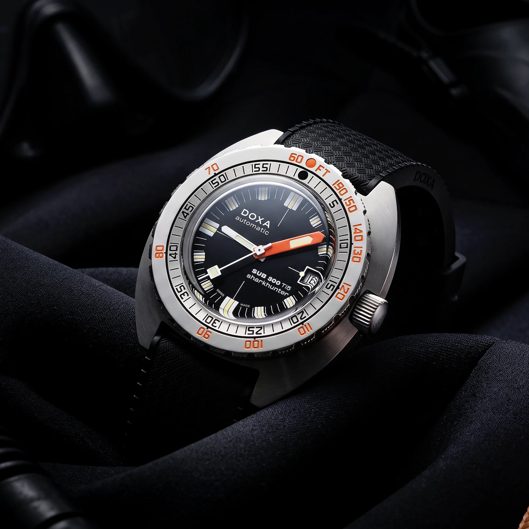 DOXA SUB 300 Ti5 Sharkhunter 823.50.101.20