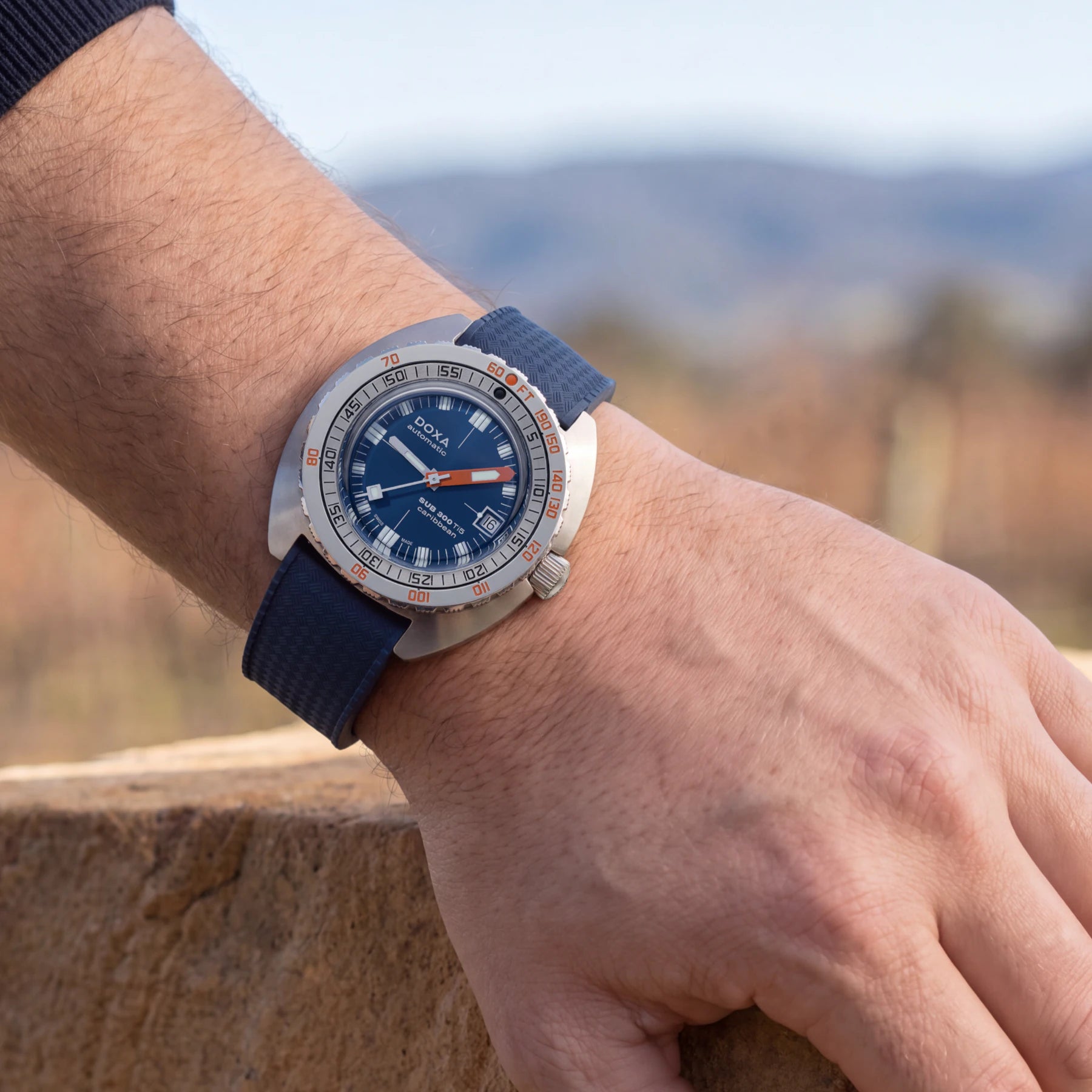 DOXA SUB 300 Ti5 Sharkhunter 823.50.101.20