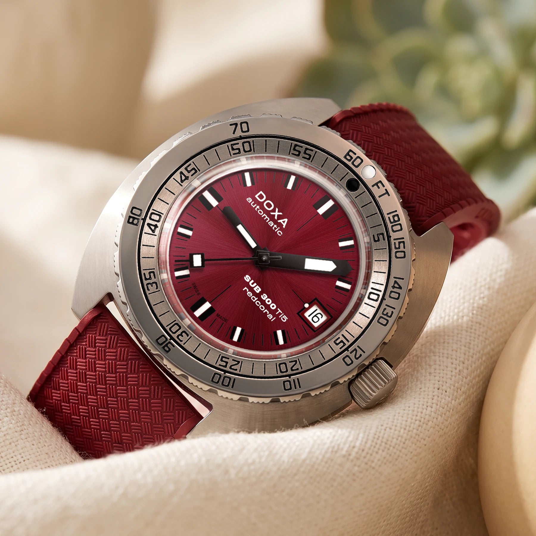DOXA SUB 300 Ti5 Red Coral 823.50.161.20