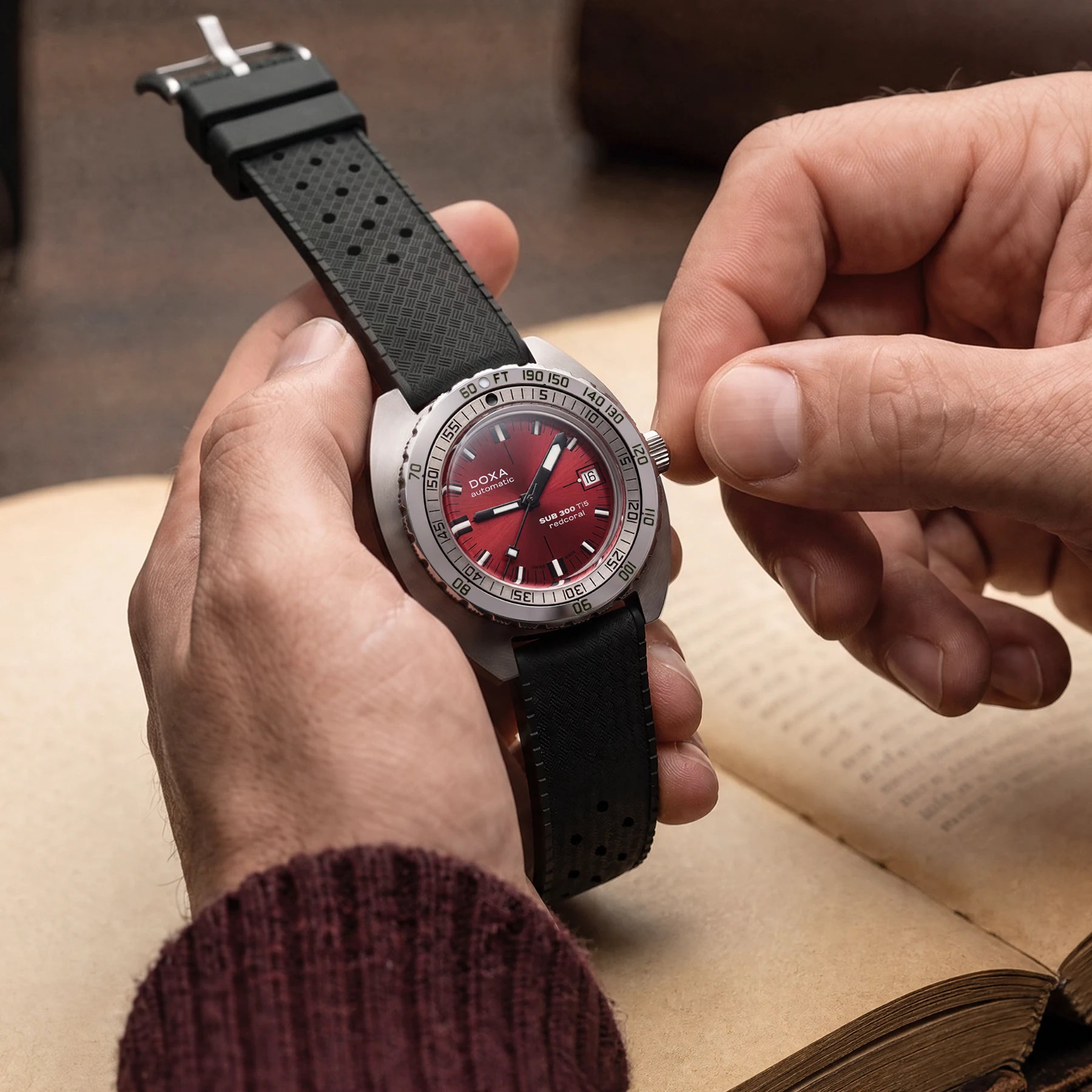 DOXA SUB 300 Ti5 Red Coral 823.50.161.20