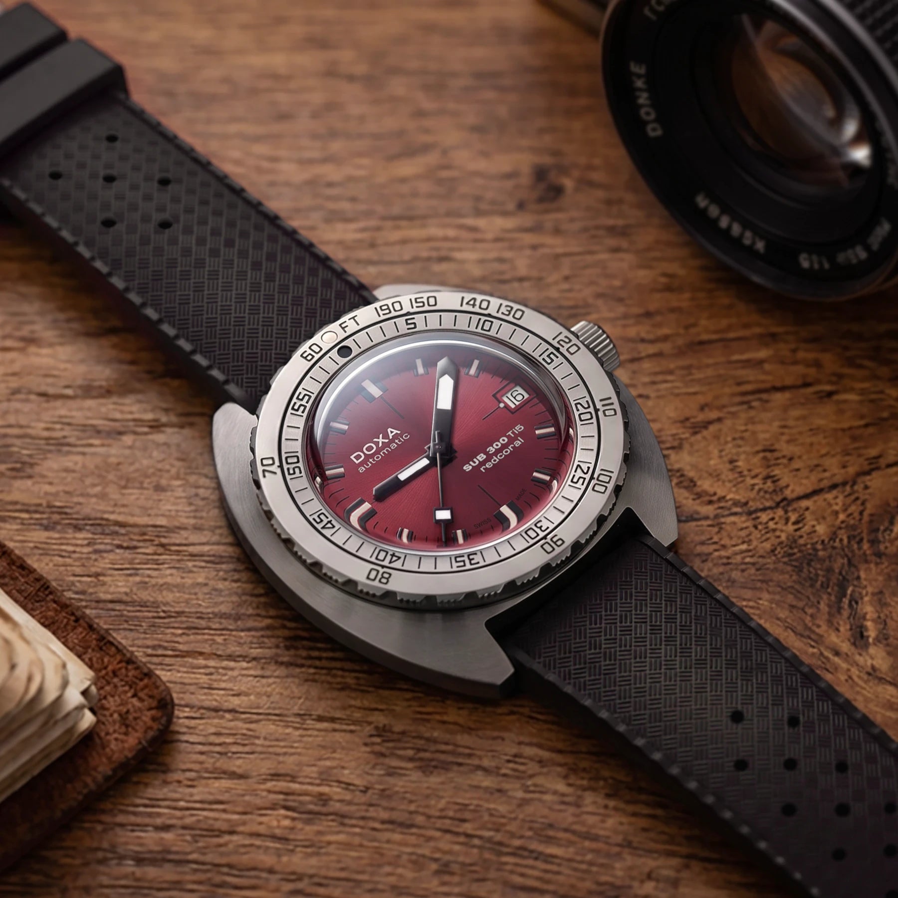 DOXA SUB 300 Ti5 Red Coral 823.50.161.20