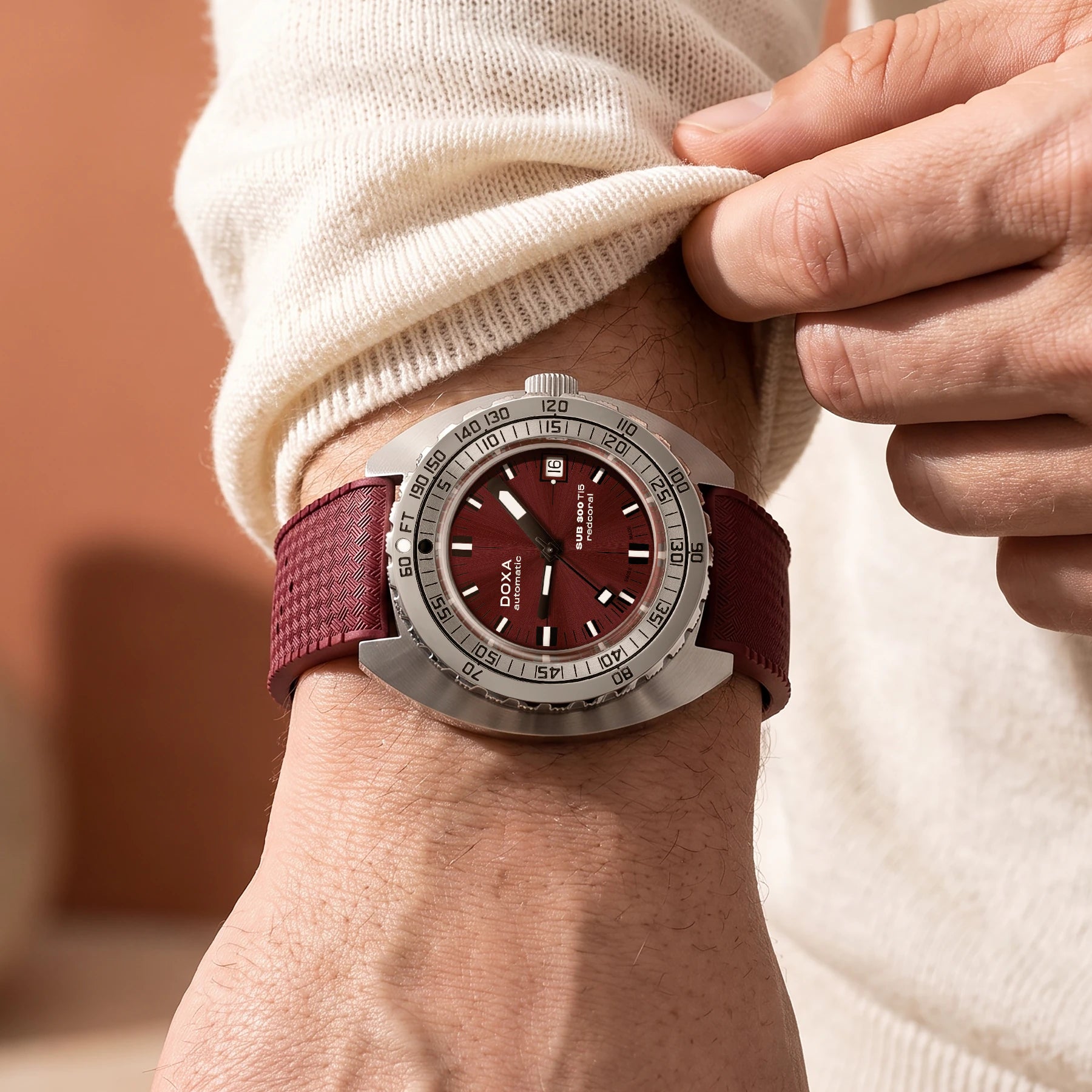 DOXA SUB 300 Ti5 Red Coral 823.50.161.22