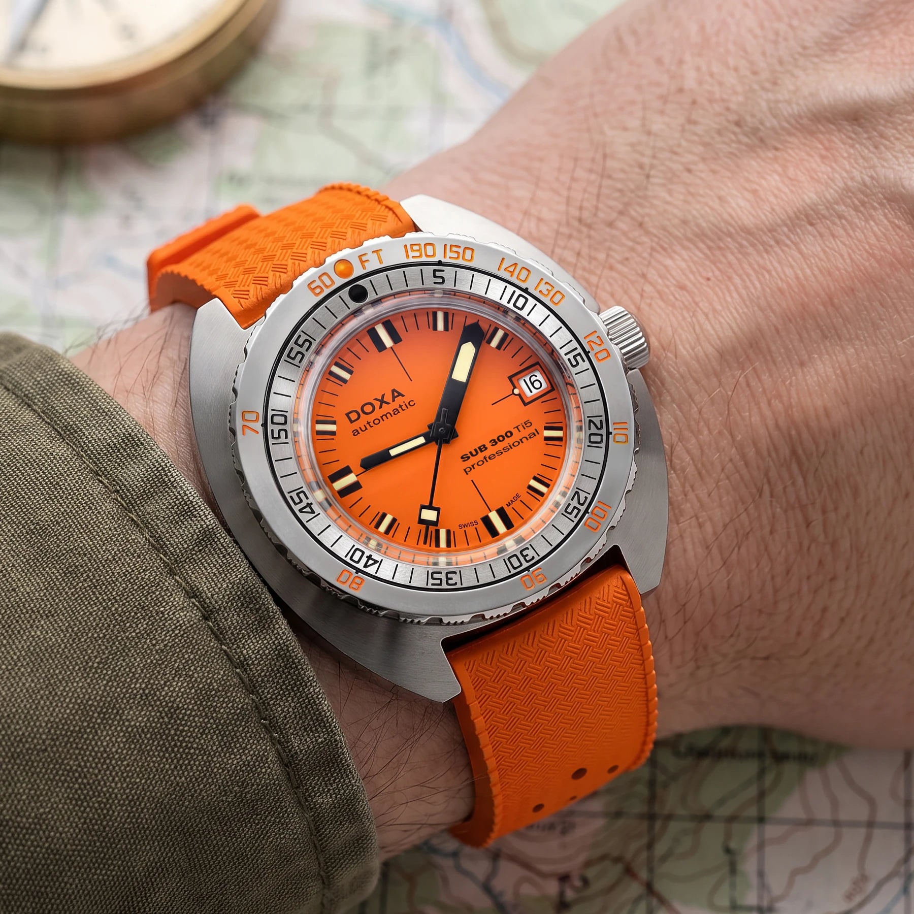 DOXA SUB 300 Ti5 Professional 823.50.351.21