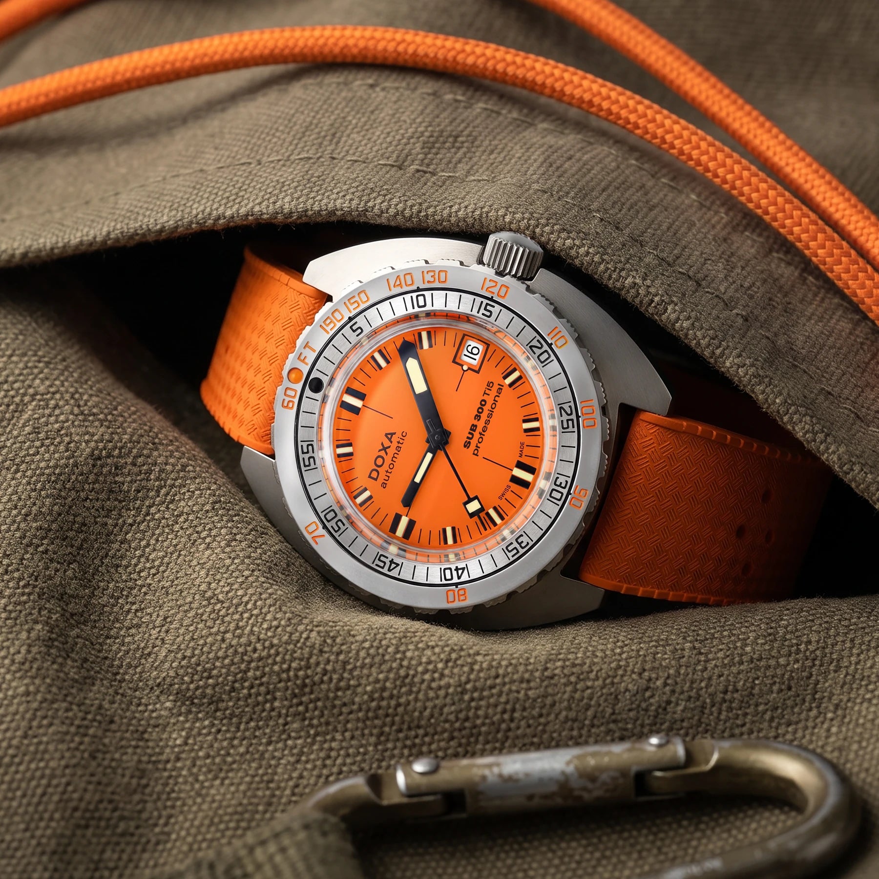 DOXA SUB 300 Ti5 Professional 823.50.351.21