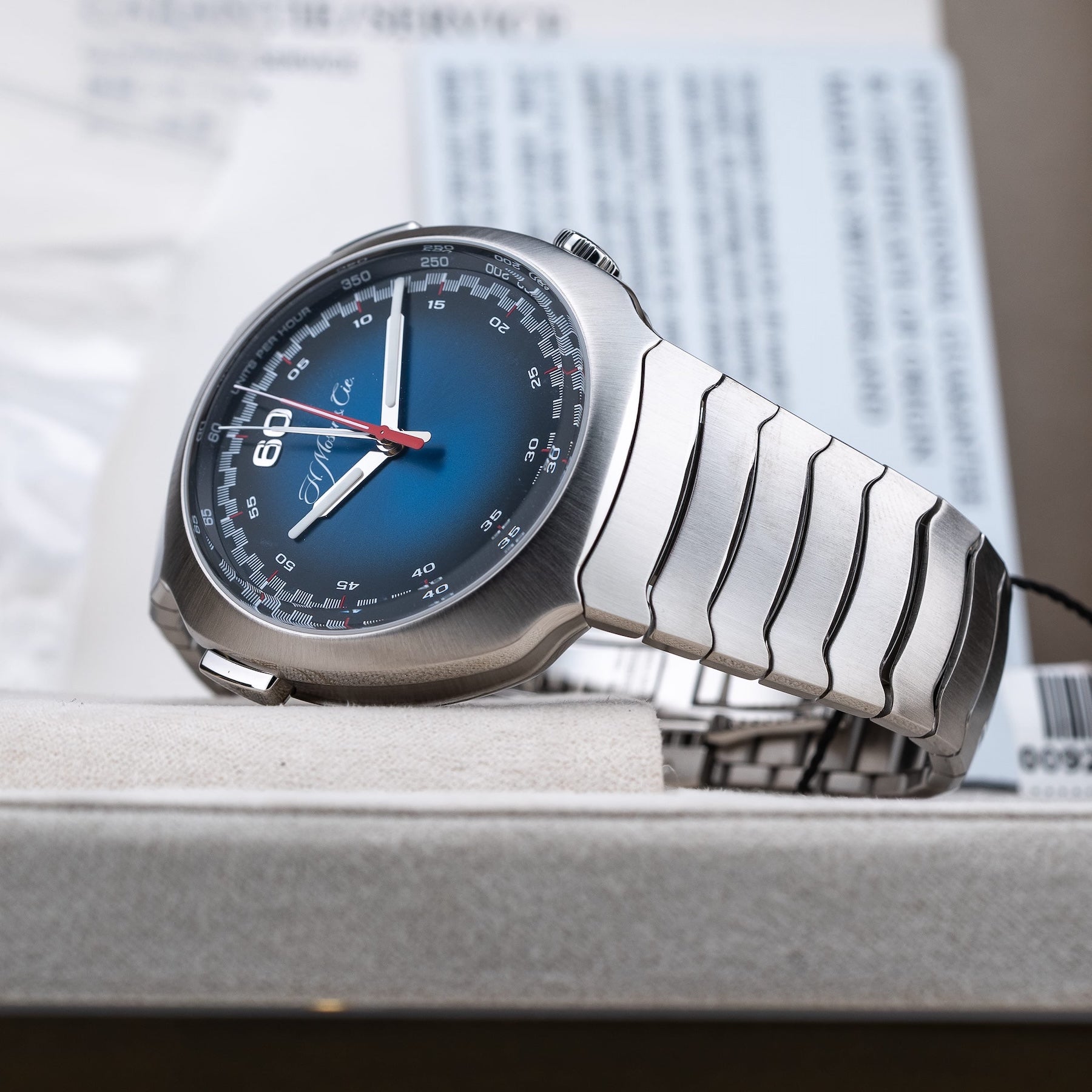 H. Moser & Cie. 6902-1201 Streamliner Flyback Chronograph Blue