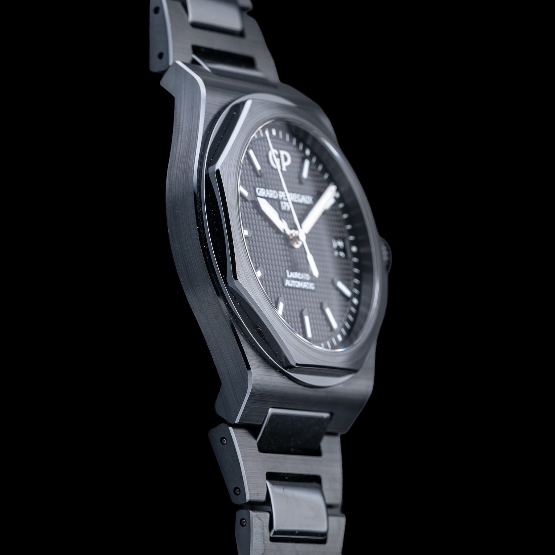 Girard Perregaux Laureato Ceramic 81010-32-631-FK6A