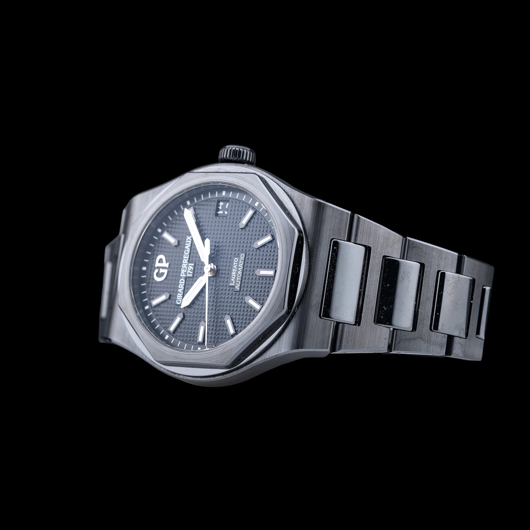 Girard Perregaux Laureato Ceramic 81010-32-631-FK6A