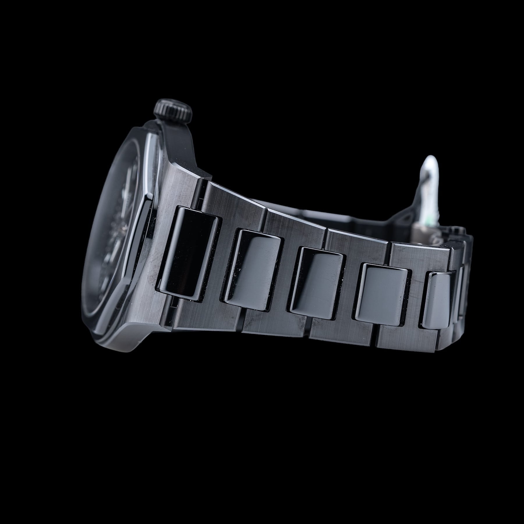 Girard Perregaux Laureato Ceramic 81010-32-631-FK6A