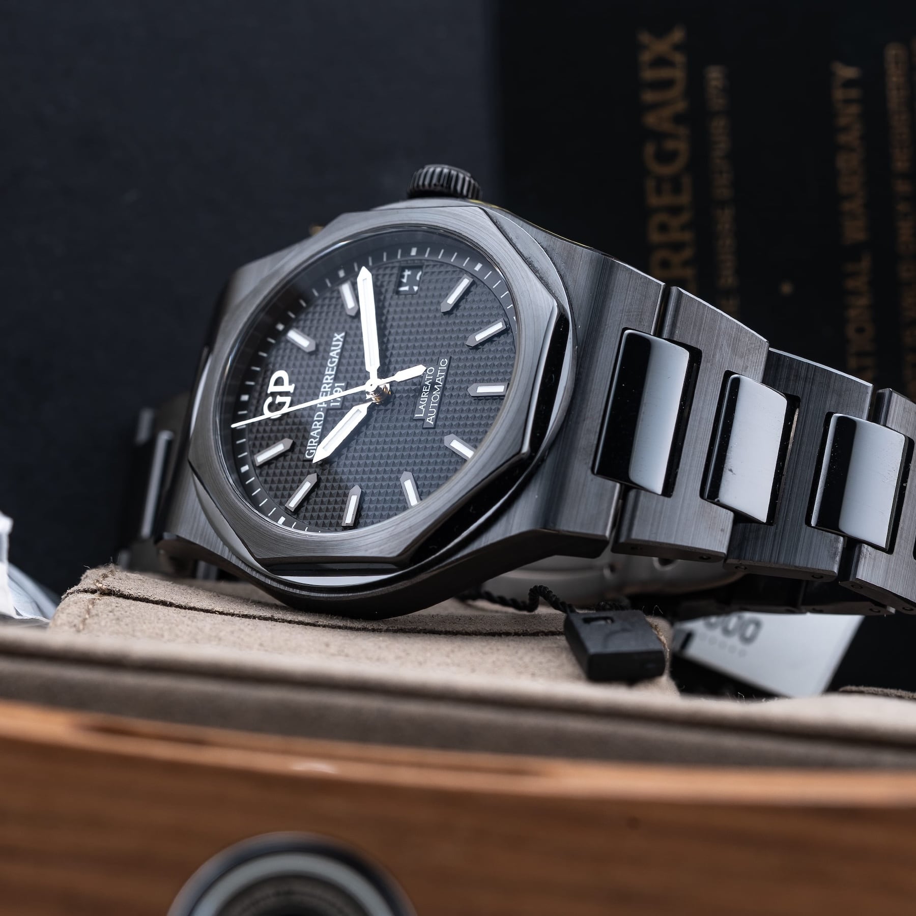 Girard Perregaux Laureato Ceramic 81010-32-631-FK6A