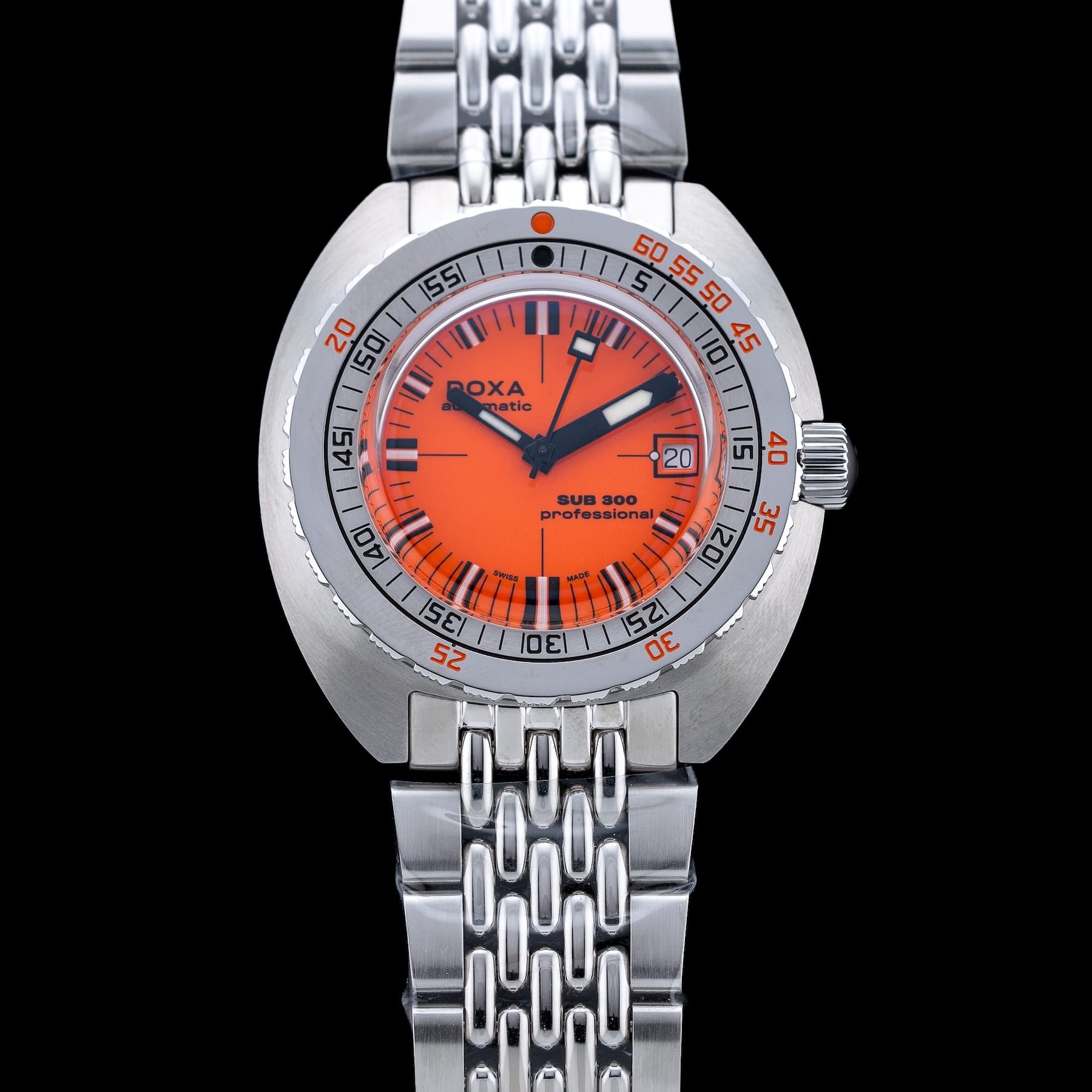 DOXA Sub 300 Professional 821.10.351.10 on Bracelet
