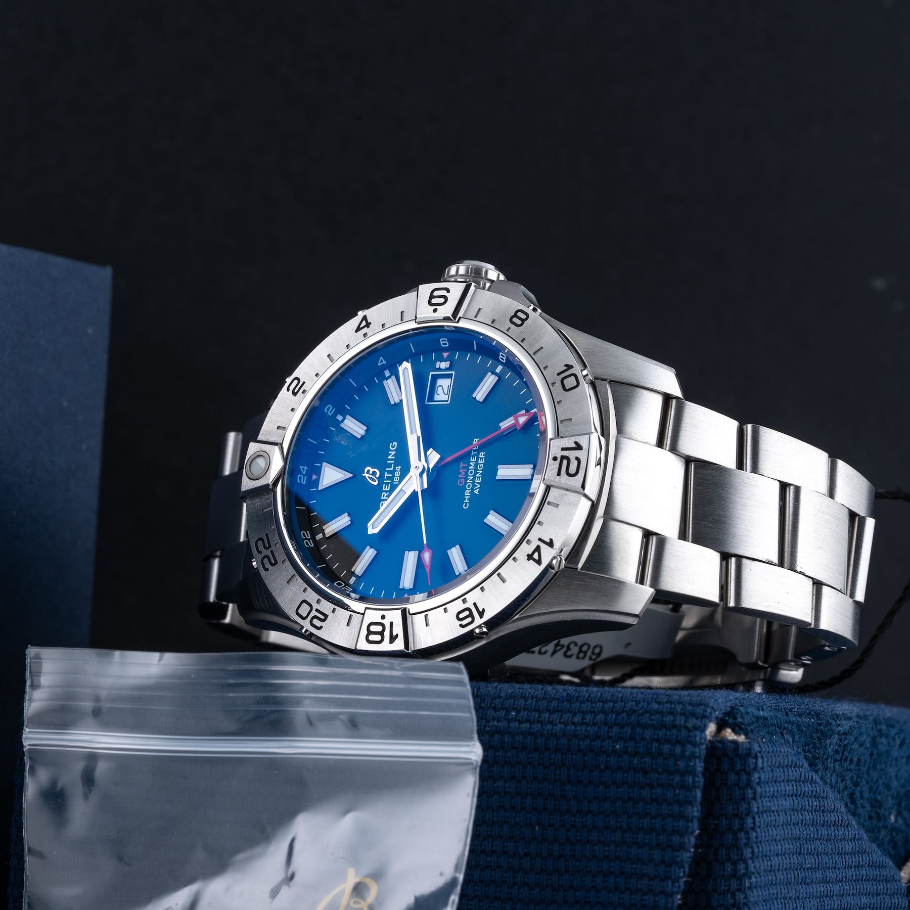 Breitling A32320 Avenger Automatic GMT 44
