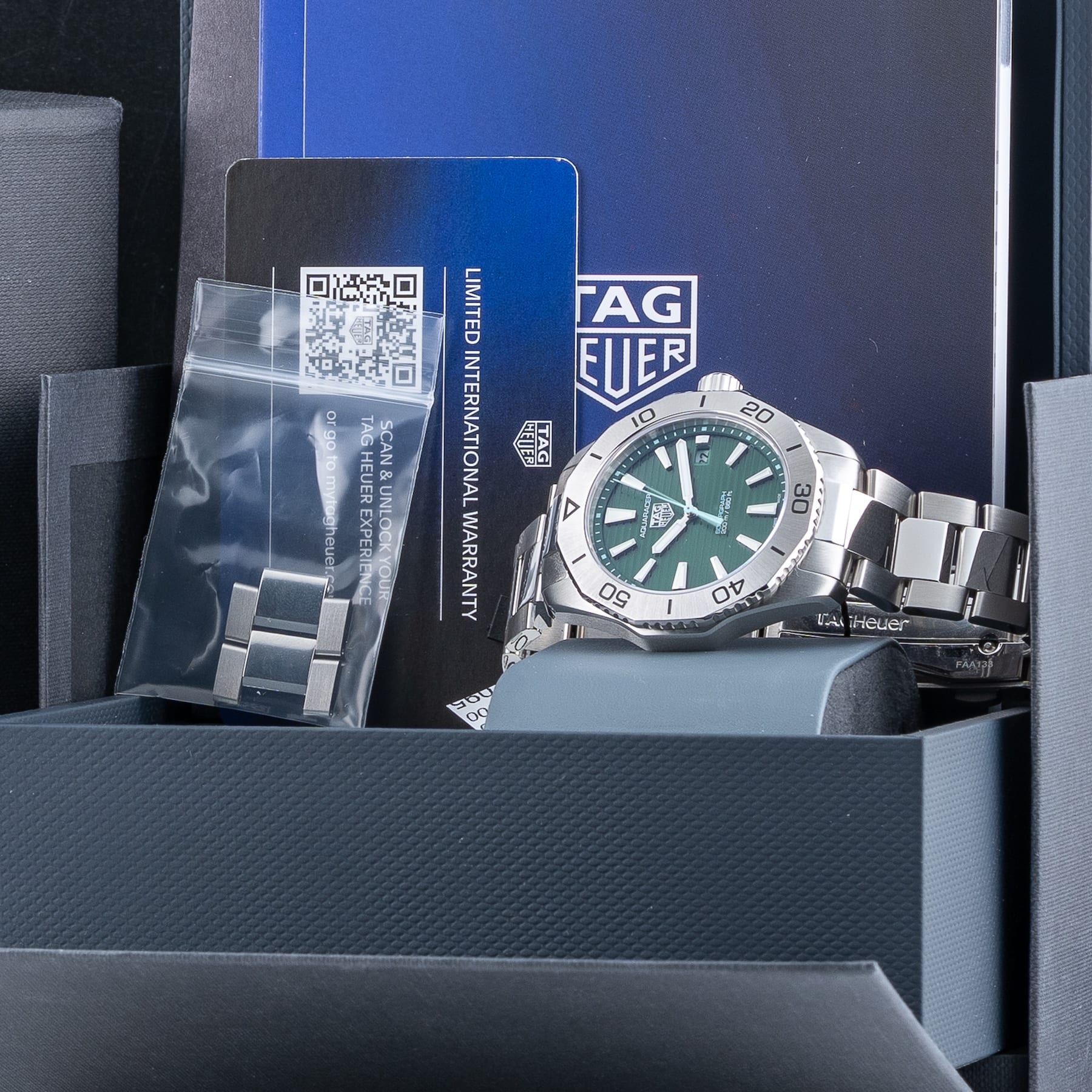 TAG Heuer WBP1115.BA0000 Aquaracer PROFESSIONAL 200 Date